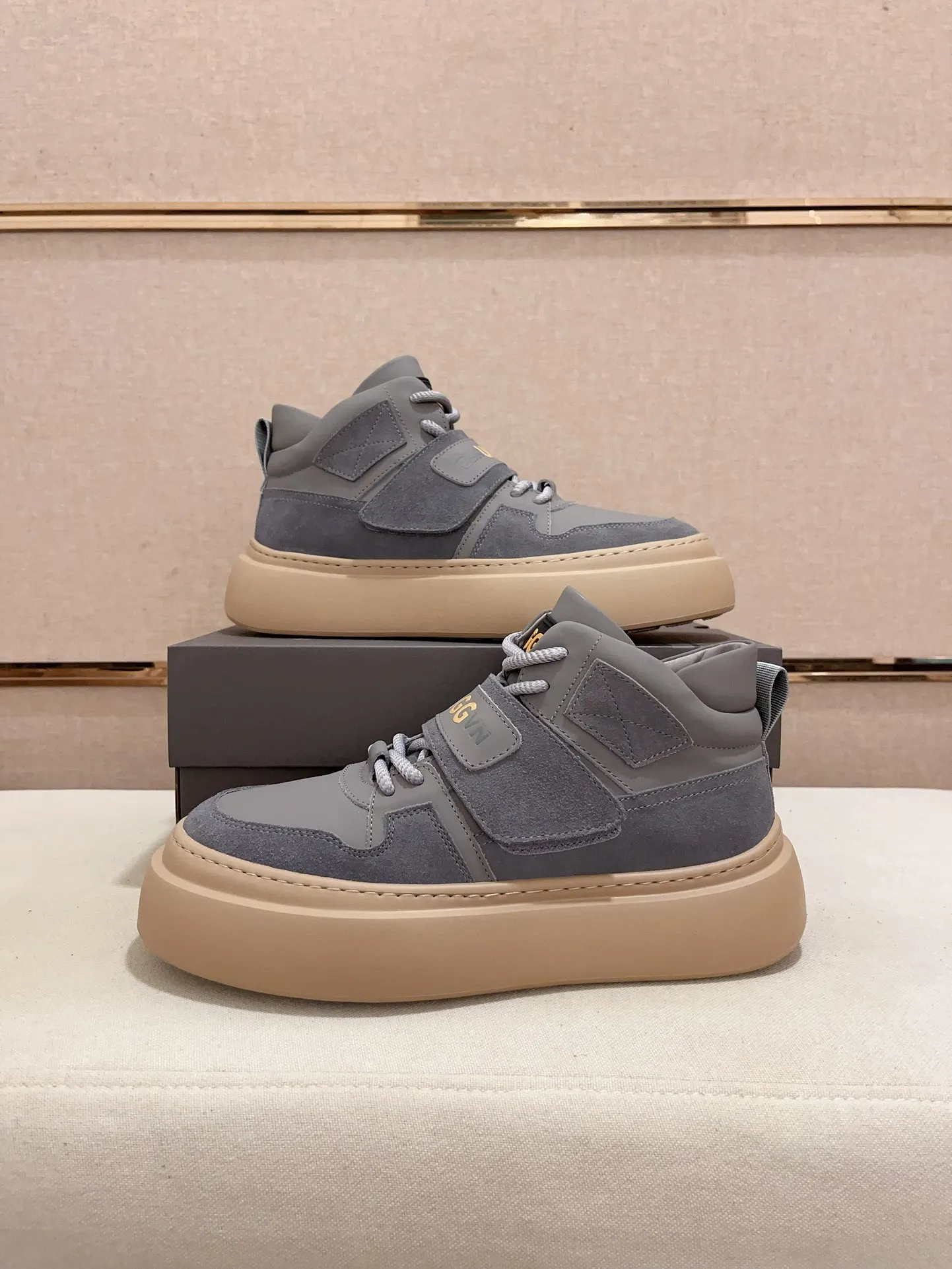 Factory Price: 380 Men's Men's Shoes💰North American Men's Shoes Ugg ☃️In the special sale of new high-quality men's shoes and snow boots in autumn and winter, the nemesis of extreme cold weather! Made of cowhide leather, merino wool lining, and original outsole, whether driving, outdoor or daily wear, there is always one that suits you! Code number 39-44